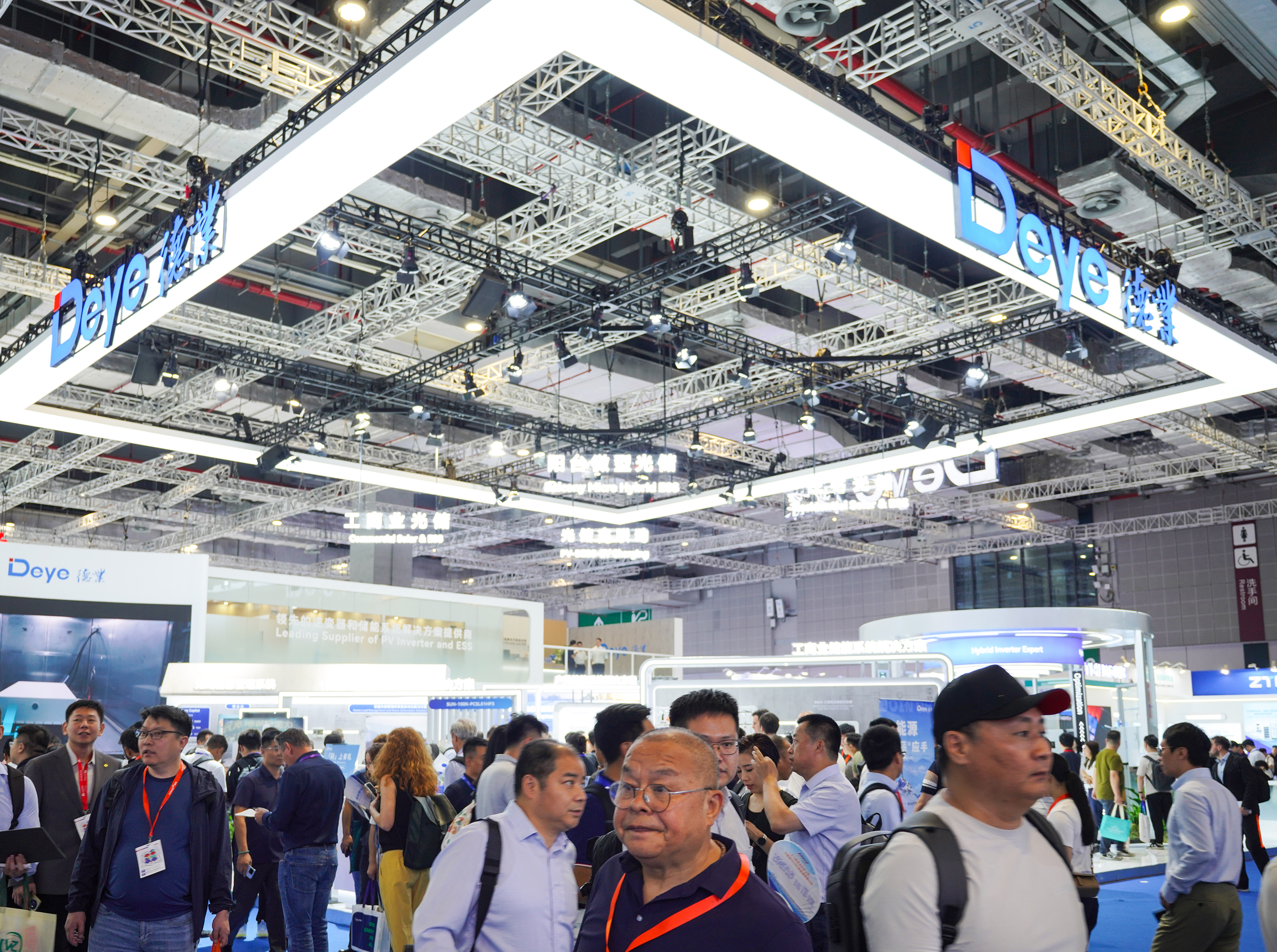 Deye brille au SNEC 2025 avec des solutions solaires et de stockage de pointe